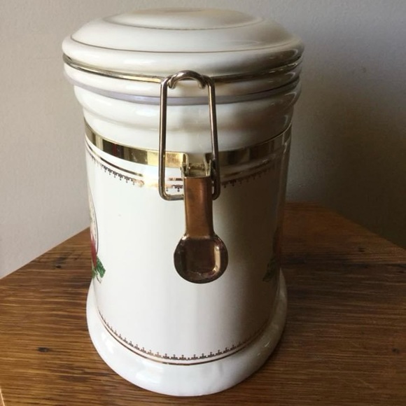 Knotts Berry Farm 2010 Ceramic Canister Oval Fruit Berries Gold Tone Accents - Picture 4 of 8